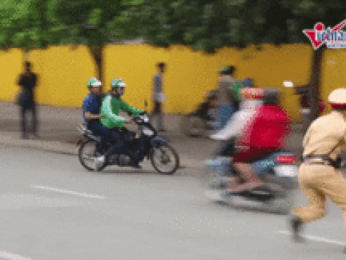 Xe máy phóng nhanh bất ngờ gặp taxi sang đường và pha bay người xuất thần-1