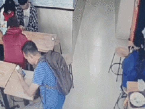 Mải lướt web, cô gái bị trộm balo ngay trong cửa hàng tiện lợi