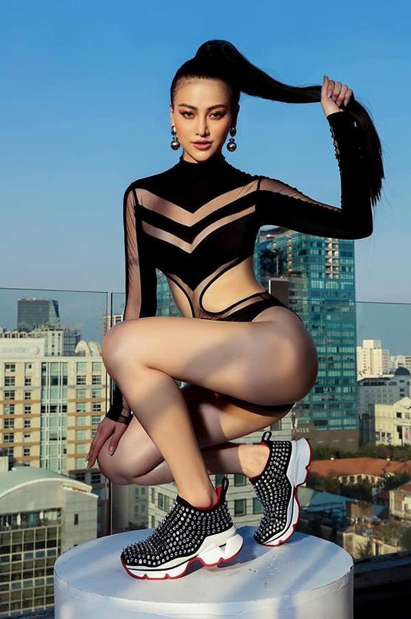 Hoa hậu Phương Khánh khoe ảnh bikini gợi cảm trên nhà cao tầng-1