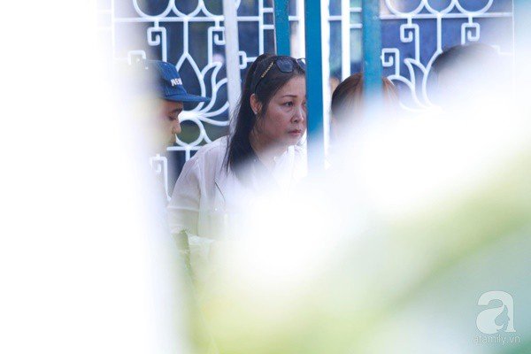 Bạn bè bật khóc, bần thần trong lễ viếng nghệ sĩ Anh Vũ ngày thứ 2-2