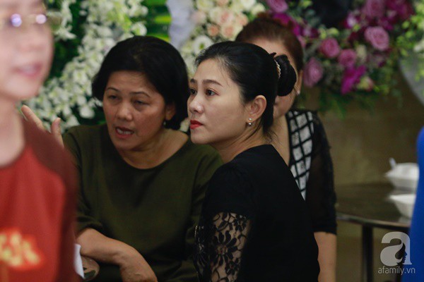 Bạn bè bật khóc, bần thần trong lễ viếng nghệ sĩ Anh Vũ ngày thứ 2-4