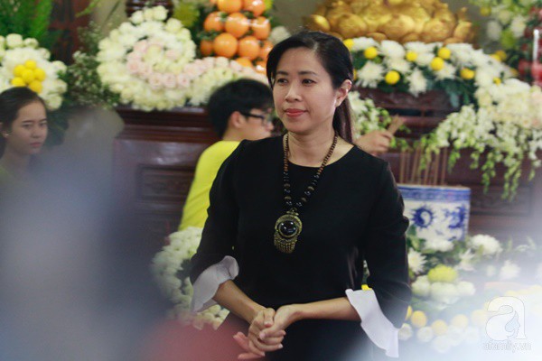 Bạn bè bật khóc, bần thần trong lễ viếng nghệ sĩ Anh Vũ ngày thứ 2-10