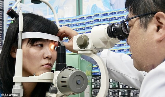 4 con ong sống ký sinh trong mí mắt cô gái, uống nước mắt vật chủ để sinh tồn-2