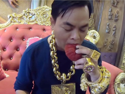 Không chỉ nghiện đeo vàng, Phúc XO còn đam mê một thứ rất kỳ quặc để làm đẹp da