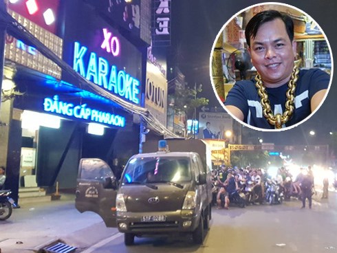 Hàng chục cảnh sát khám xét quán karaoke của đại gia vàng