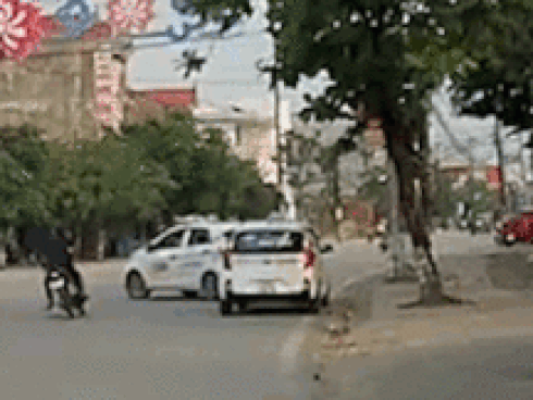 Xe máy phóng nhanh bất ngờ gặp taxi sang đường và pha bay người xuất thần