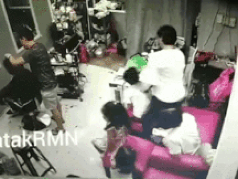 Kinh hoàng khoảnh khắc xe mất lái đâm vào tiệm làm tóc đông người