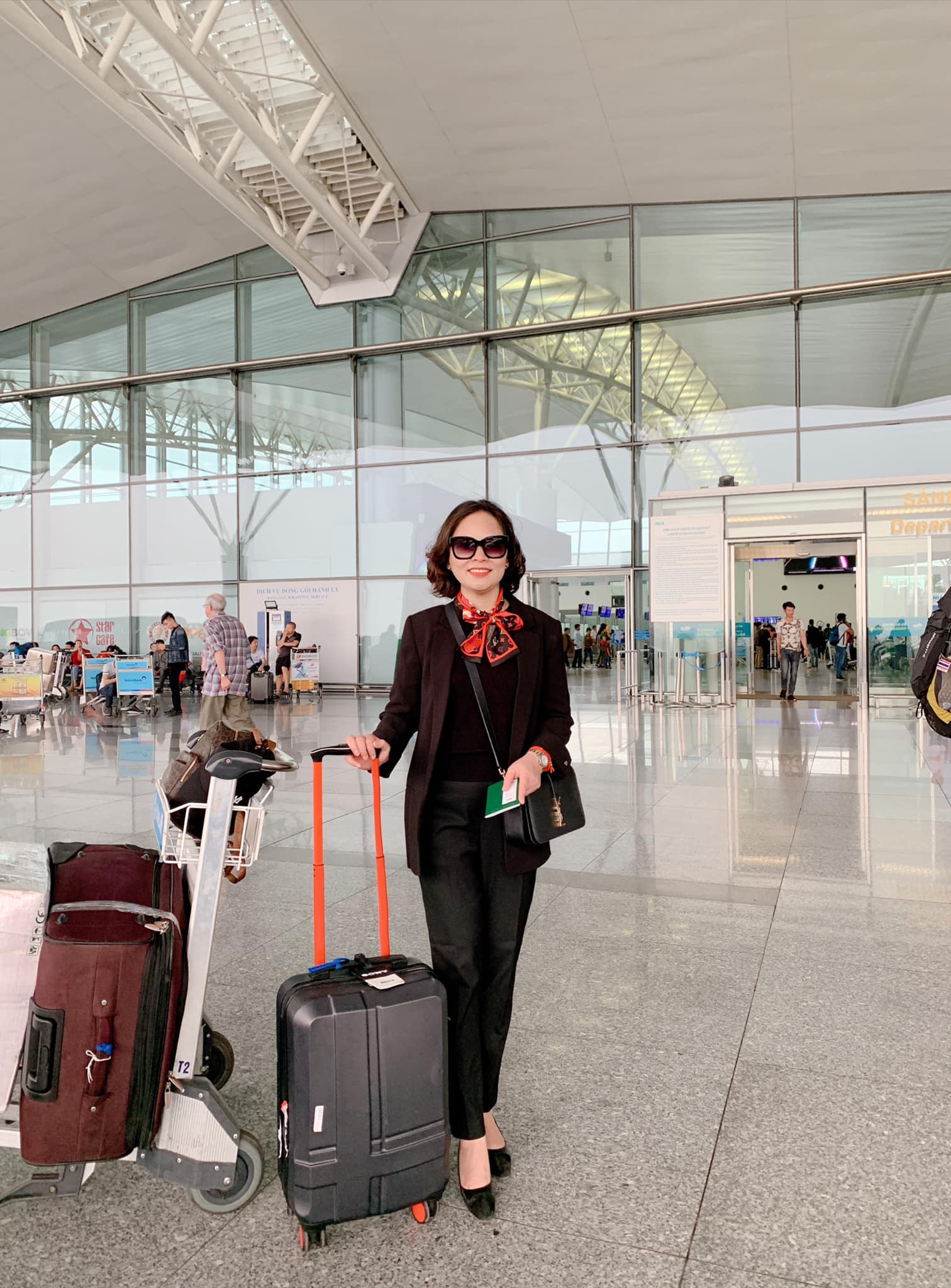 Ly Kute đứng một mình thì xinh đẹp trẻ trung hết nấc, nhưng cứ chụp ảnh với người này thì lập tức bị lu mờ-2