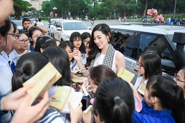 Á hậu Thuỳ Dung lại khiến fans ngất ngây khi khoe body nóng bỏng với bikini-9