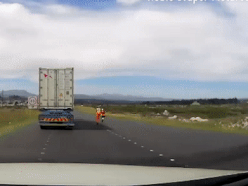 Ô tô chạy 90km/h đâm công nhân dọn đường lộn nhiều vòng trên không-1