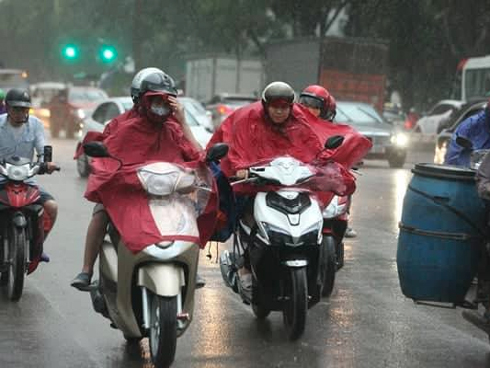 Bất chấp biển cấm, nhiều du khách vẫn mặc váy ngắn quần cộc đến lễ hội Đền Hùng-9