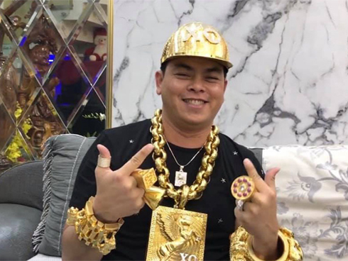 Cuộc đời của những người đeo nhiều vàng như Phúc XO trên thế giới ra sao?-6