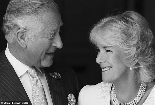 Thái tử Charles và vợ đăng ảnh kỷ niệm 14 năm ngày cưới nhưng người dùng mạng đã chỉ ra điểm bất thường và tỏ thái độ bất ngờ với kẻ thứ 3 Camilla-1
