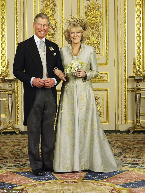 Thái tử Charles và vợ đăng ảnh kỷ niệm 14 năm ngày cưới nhưng người dùng mạng đã chỉ ra điểm bất thường và tỏ thái độ bất ngờ với kẻ thứ 3 Camilla-2