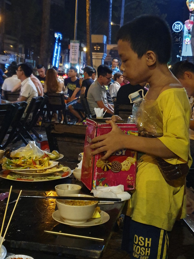 Rớt nước mắt hình ảnh cậu bé nhặt nhạnh chút đồ thừa trên bàn rồi ăn ngấu nghiến để lấp đầy chiếc bụng đói giữa phố Sài Gòn-2