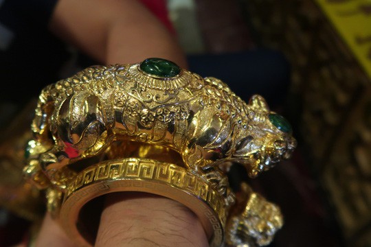 Vệ sĩ được trả 15 triệu/tháng có nhiệm vụ đi dạo và đỡ vàng ở cổ trước khi Phúc XO bị tạm giữ-2