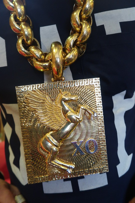 Vệ sĩ được trả 15 triệu/tháng có nhiệm vụ đi dạo và đỡ vàng ở cổ trước khi Phúc XO bị tạm giữ-3