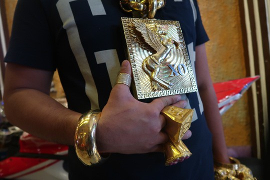 Vệ sĩ được trả 15 triệu/tháng có nhiệm vụ đi dạo và đỡ vàng ở cổ trước khi Phúc XO bị tạm giữ-4