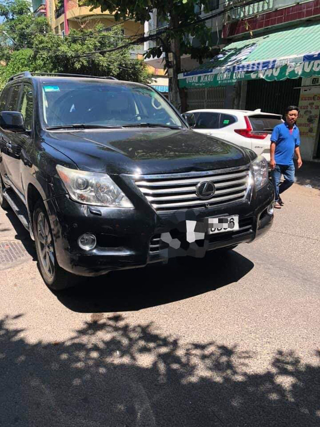 Xe 7 chỗ lao vào đội khiêng quan tài, 2 người chết, nhiều người bị thương-5