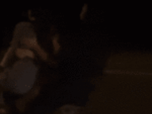 Đứng tim khoảnh khắc 2 người phụ nữ suýt bị xe tải lấy mạng-1