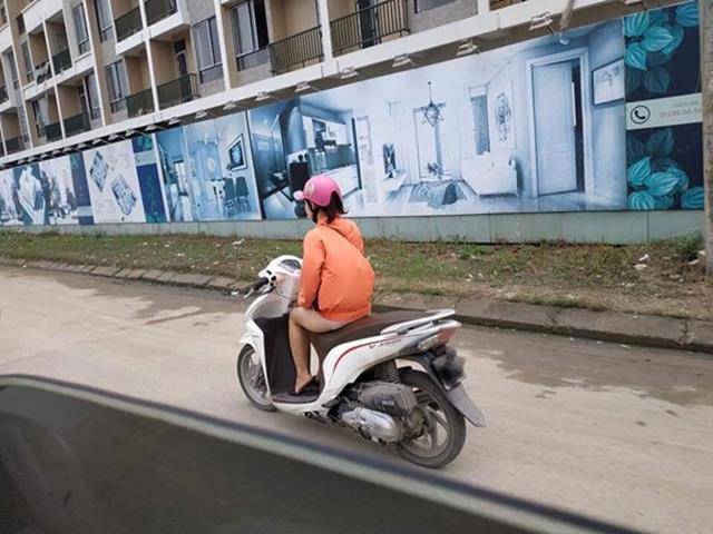 NÓNG MẮT với những bộ trang phục hớ hênh khi ra đường của các chị em phụ nữ-5