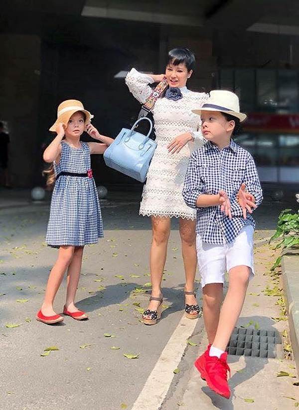 Những khoảnh khắc đáng yêu, ngọt lịm của cặp song sinh nhà Hồng Nhung-9