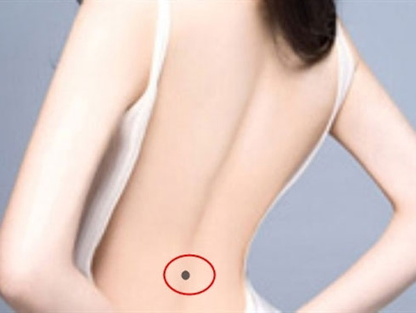 Chỉ tận nơi 6 nốt ruồi phú quý ẩn giấu trên TẤM LƯNG ngọc ngà của phụ nữ, chớ dại mà xóa bỏ-2