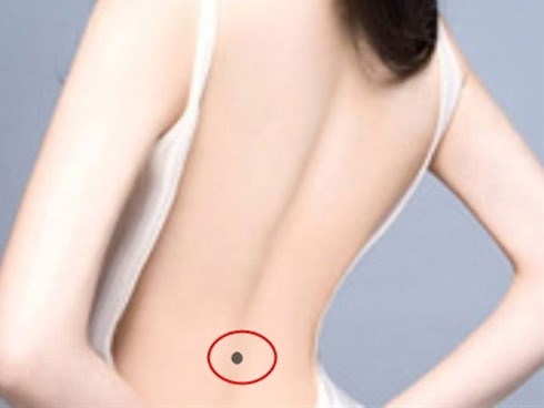 Chỉ tận nơi 6 nốt ruồi phú quý ẩn giấu trên TẤM LƯNG ngọc ngà của phụ nữ, chớ dại mà xóa bỏ