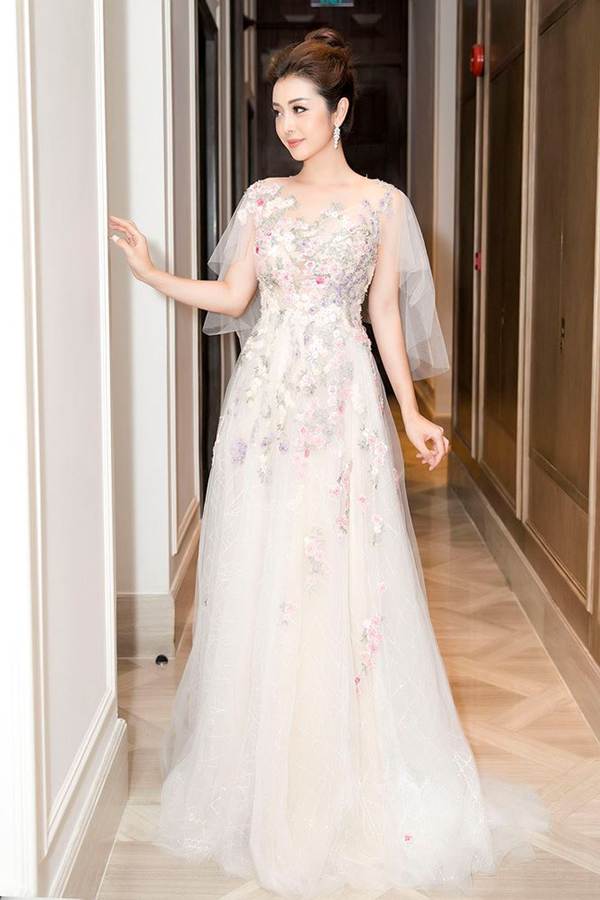 Gái 3 con Jennifer Phạm đẹp tựa nữ thần với váy hoa xuyên thấu-1