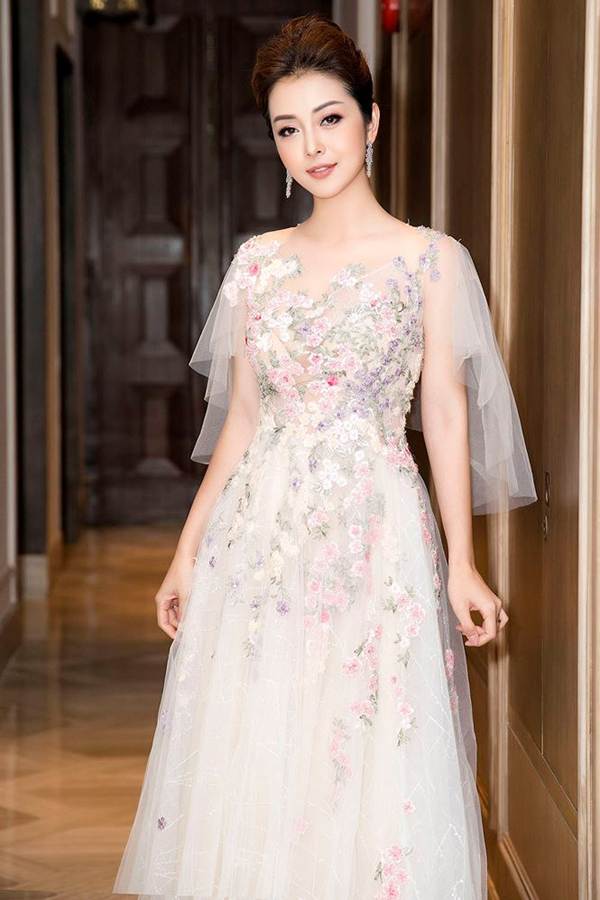 Gái 3 con Jennifer Phạm đẹp tựa nữ thần với váy hoa xuyên thấu-2