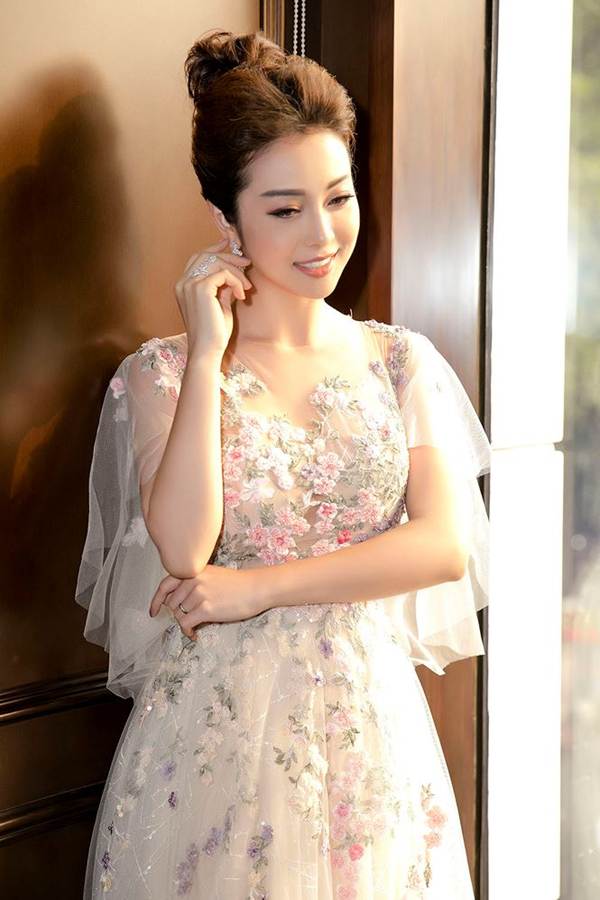 Gái 3 con Jennifer Phạm đẹp tựa nữ thần với váy hoa xuyên thấu-4