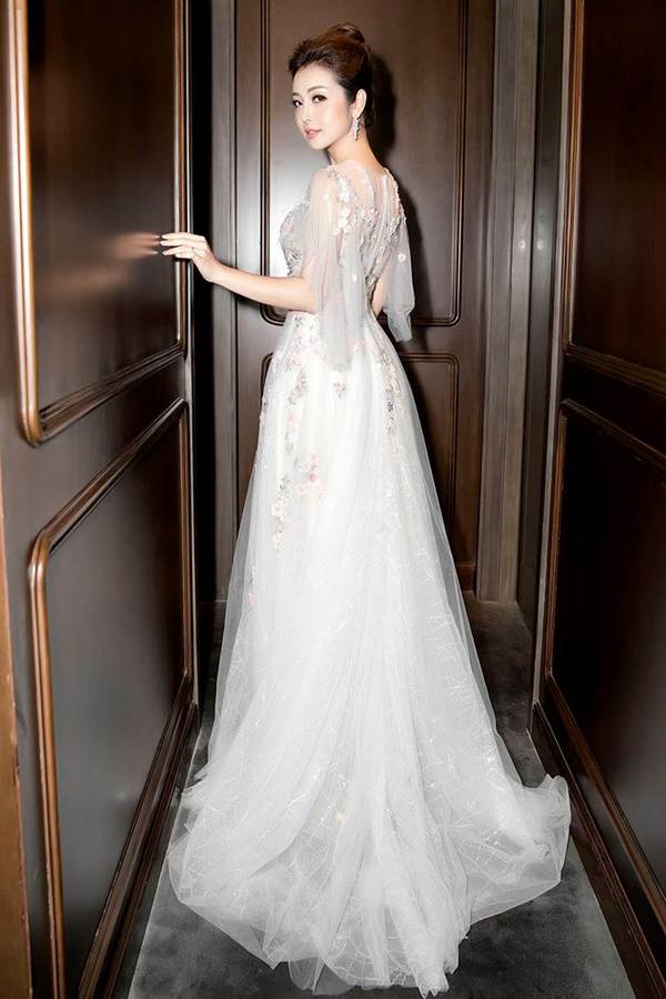 Gái 3 con Jennifer Phạm đẹp tựa nữ thần với váy hoa xuyên thấu-6