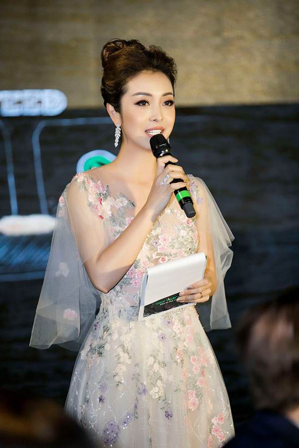 Gái 3 con Jennifer Phạm đẹp tựa nữ thần với váy hoa xuyên thấu-7