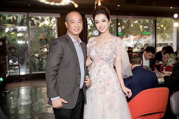 Gái 3 con Jennifer Phạm đẹp tựa nữ thần với váy hoa xuyên thấu-10