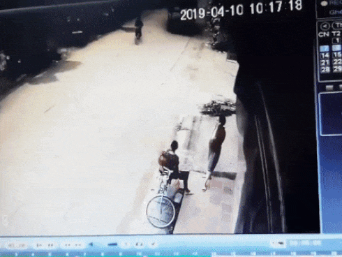 'Đứng tim' khoảnh khắc 2 người phụ nữ suýt bị xe tải lấy mạng