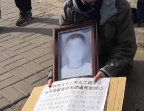 Tranh luận nóng: Nam sinh tự tử vì bị cô giáo bắt viết kiểm điểm-1