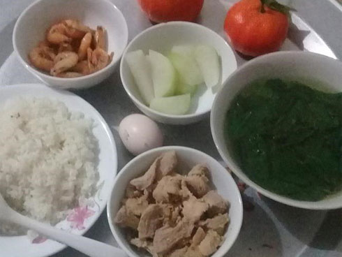 Nấu mâm cơm đơn giản, vợ đảm vẫn khiến chị em trầm trồ vì loạt bát đĩa gốm sứ xinh như đi ăn nhà hàng-6