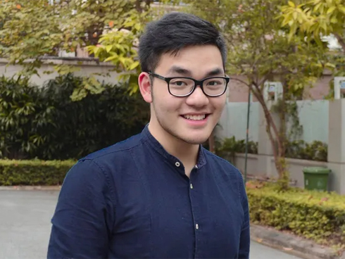 Nam sinh chơi lớn đút tay vào cái lỗ trên bàn không rút ra được, phải ngồi im suốt 3 tiết học chờ người đến phá bàn-2