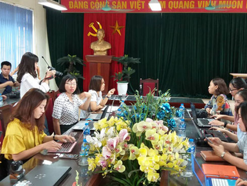 Phụ huynh làm đơn minh oan cho thầy giáo bị tố sàm sỡ 7 nam sinh ở Hà Nội-3
