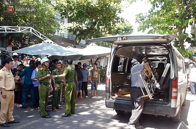 Người thân khóc ngất tại hiện trường kinh hoàng vụ ô tô biển tứ quý lao vào đám tang khiến 3 người chết, 7 người bị thương-3