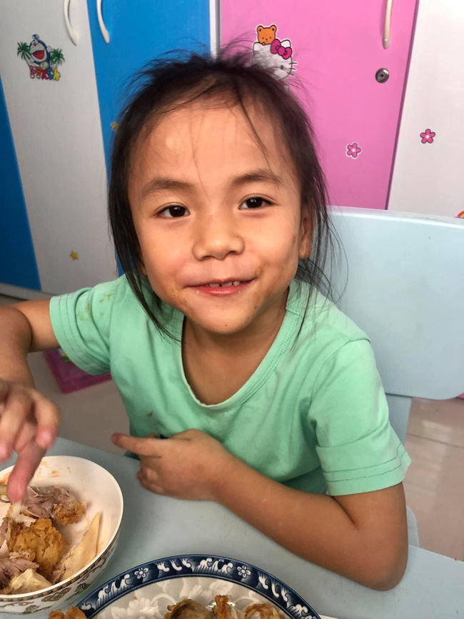 Mẹ nuôi khoe ảnh em bé Mường Lát say sưa ăn gà rán, ai cũng bất ngờ về vẻ ngoài trổ mã của bé Pàng-3