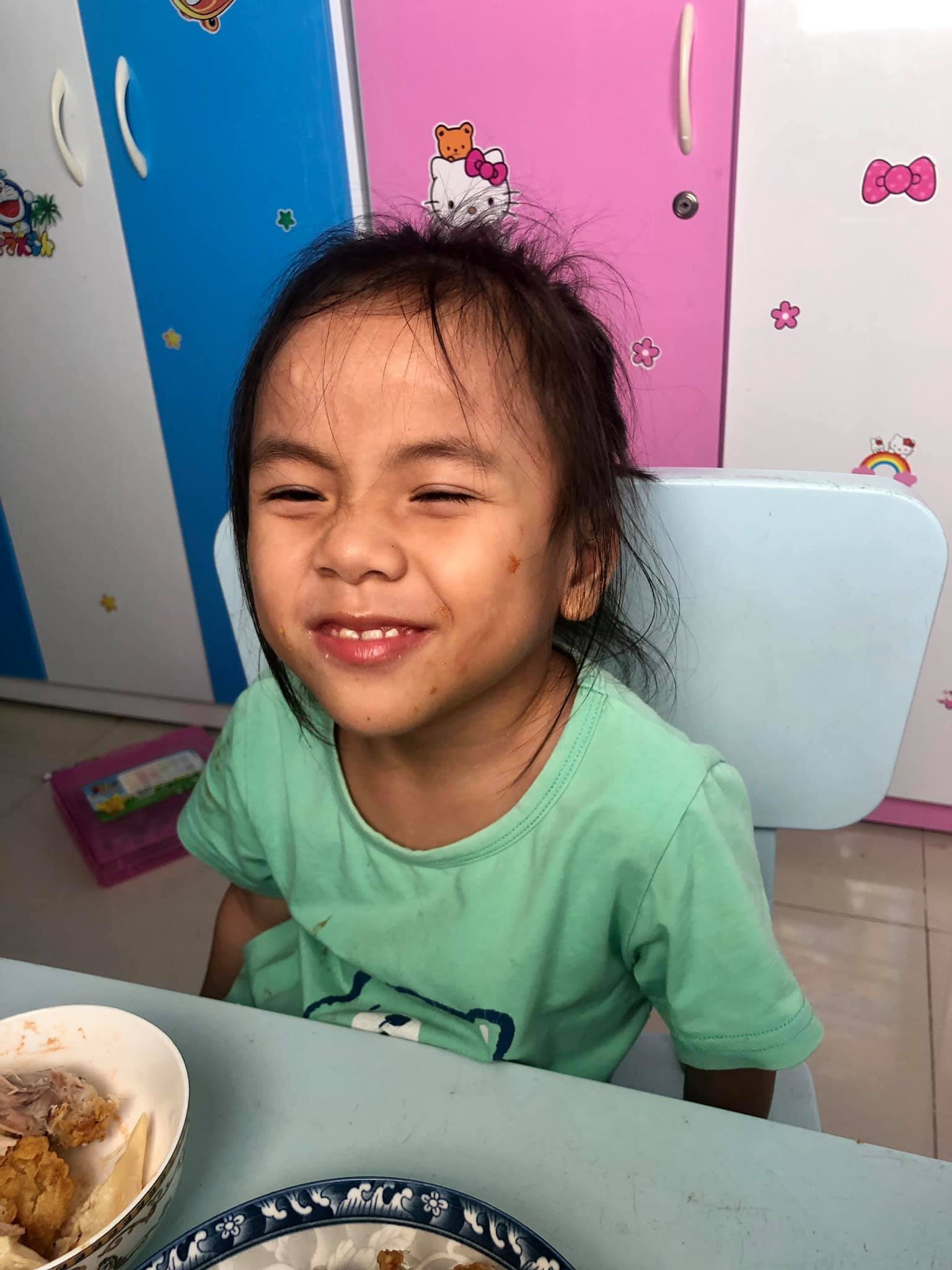 Mẹ nuôi khoe ảnh em bé Mường Lát say sưa ăn gà rán, ai cũng bất ngờ về vẻ ngoài trổ mã của bé Pàng-4