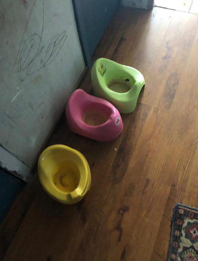 Thấy nhà hàng xóm bốc mùi hôi thối, người đàn ông báo cảnh sát và phát hiện cảnh tượng ám ảnh với 4 đứa trẻ sống như người rừng-5