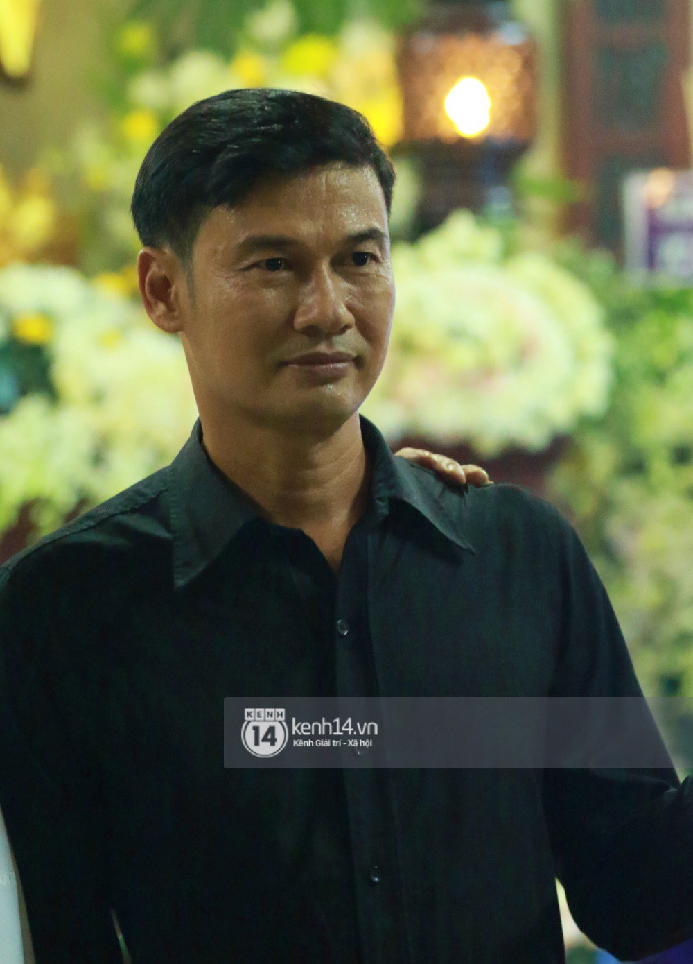 Đêm cuối cùng đám tang cố diễn viên Anh Vũ: Nghệ sĩ lặng người, không giấu được xúc động trước linh cữu-19