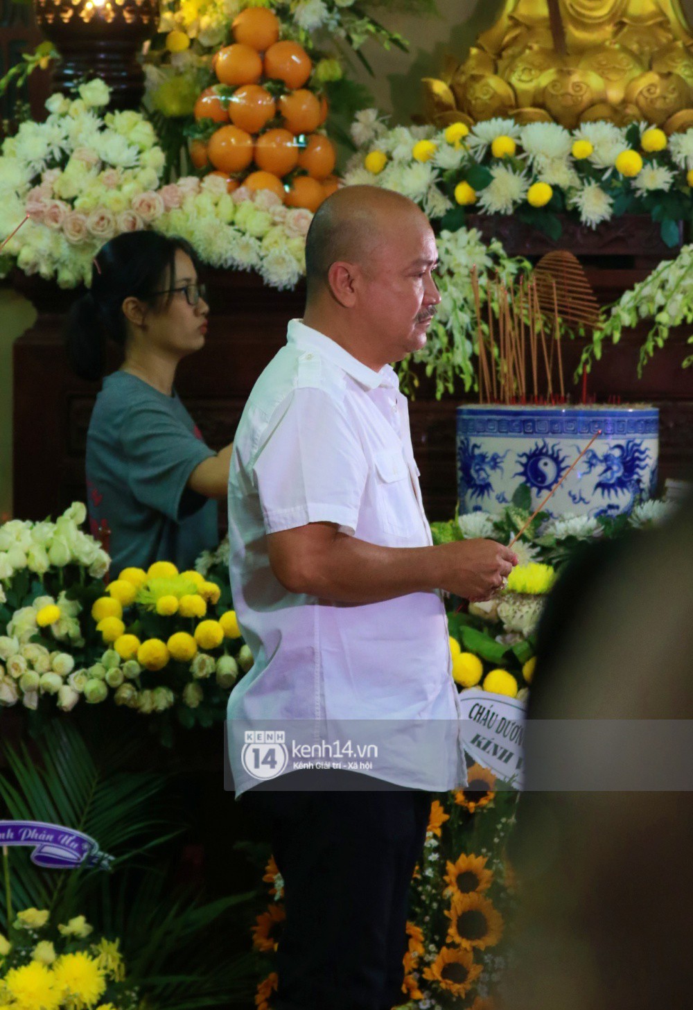 Đêm cuối cùng đám tang cố diễn viên Anh Vũ: Nghệ sĩ lặng người, không giấu được xúc động trước linh cữu-2