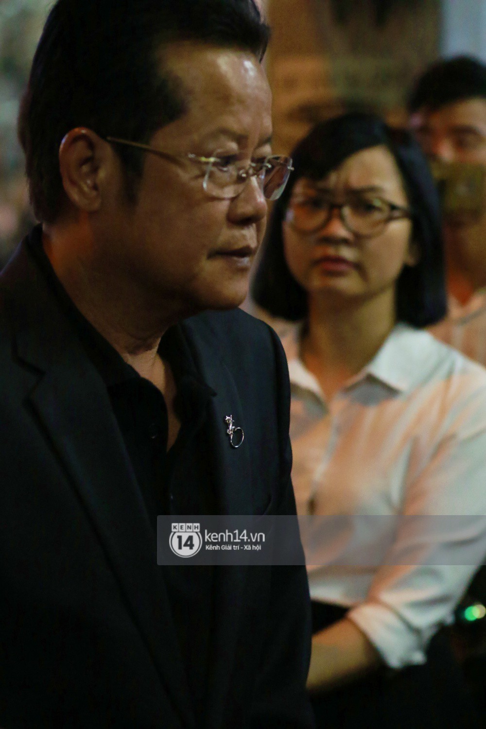 Đêm cuối cùng đám tang cố diễn viên Anh Vũ: Nghệ sĩ lặng người, không giấu được xúc động trước linh cữu-4