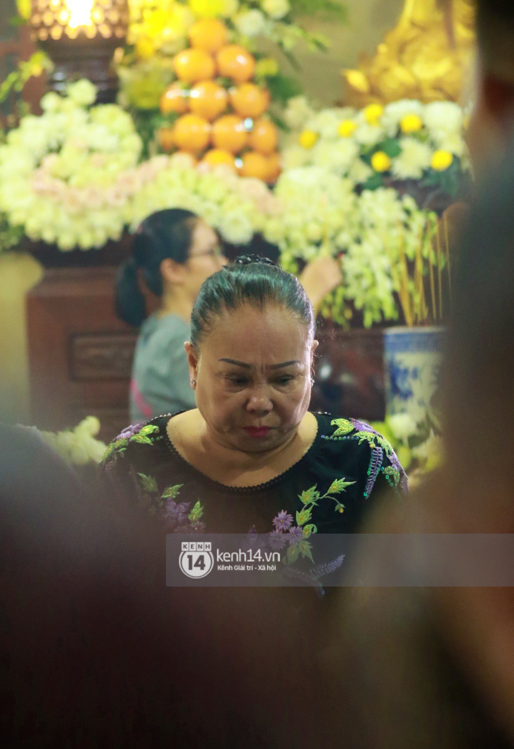 Đêm cuối cùng đám tang cố diễn viên Anh Vũ: Nghệ sĩ lặng người, không giấu được xúc động trước linh cữu-5