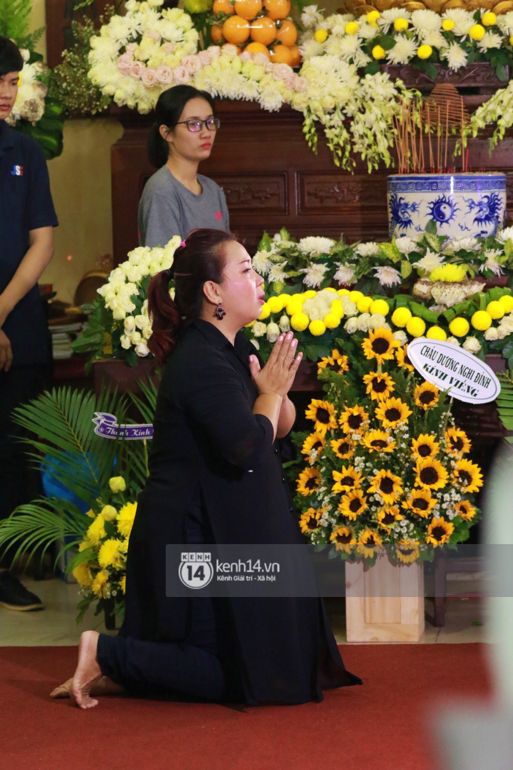 Đêm cuối cùng đám tang cố diễn viên Anh Vũ: Nghệ sĩ lặng người, không giấu được xúc động trước linh cữu-9