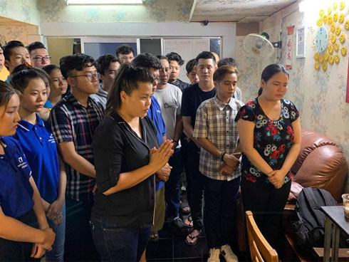 Bố mẹ Anh Vũ không đứng vững, rơi nước mắt vì đau xót trong lễ an táng con trai-9