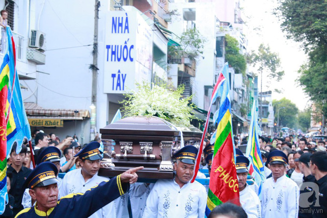 Hồng Vân, Thanh Bạch và dòng người hâm mộ xúc động đưa tiễn cố nghệ sĩ Anh Vũ về nơi an nghỉ-15